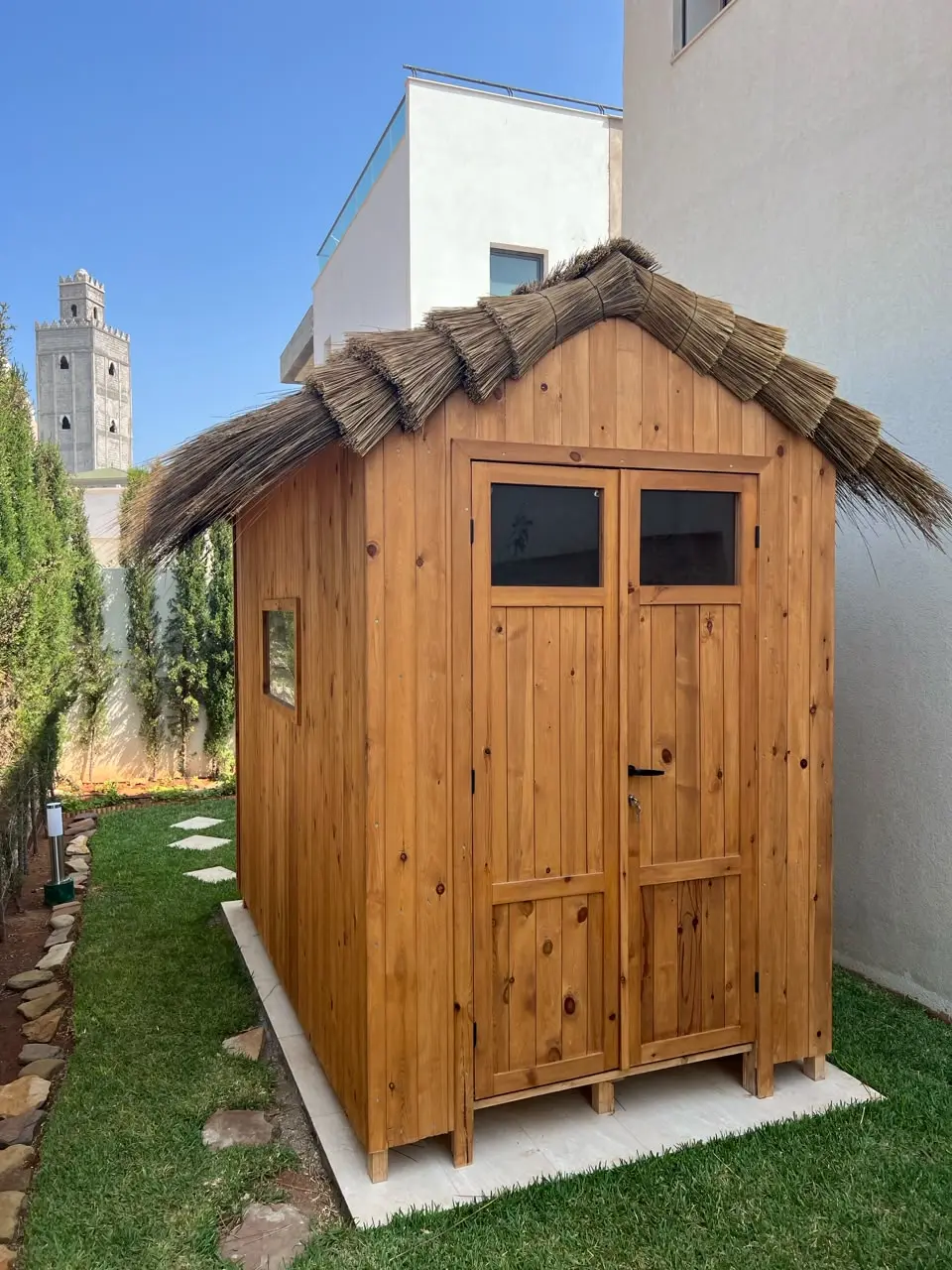 Cabane en bois avec toiture naturelle