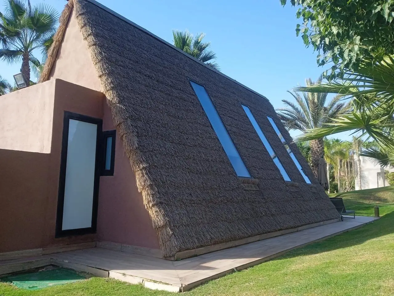 Façade architecturale habillée de chaume naturel