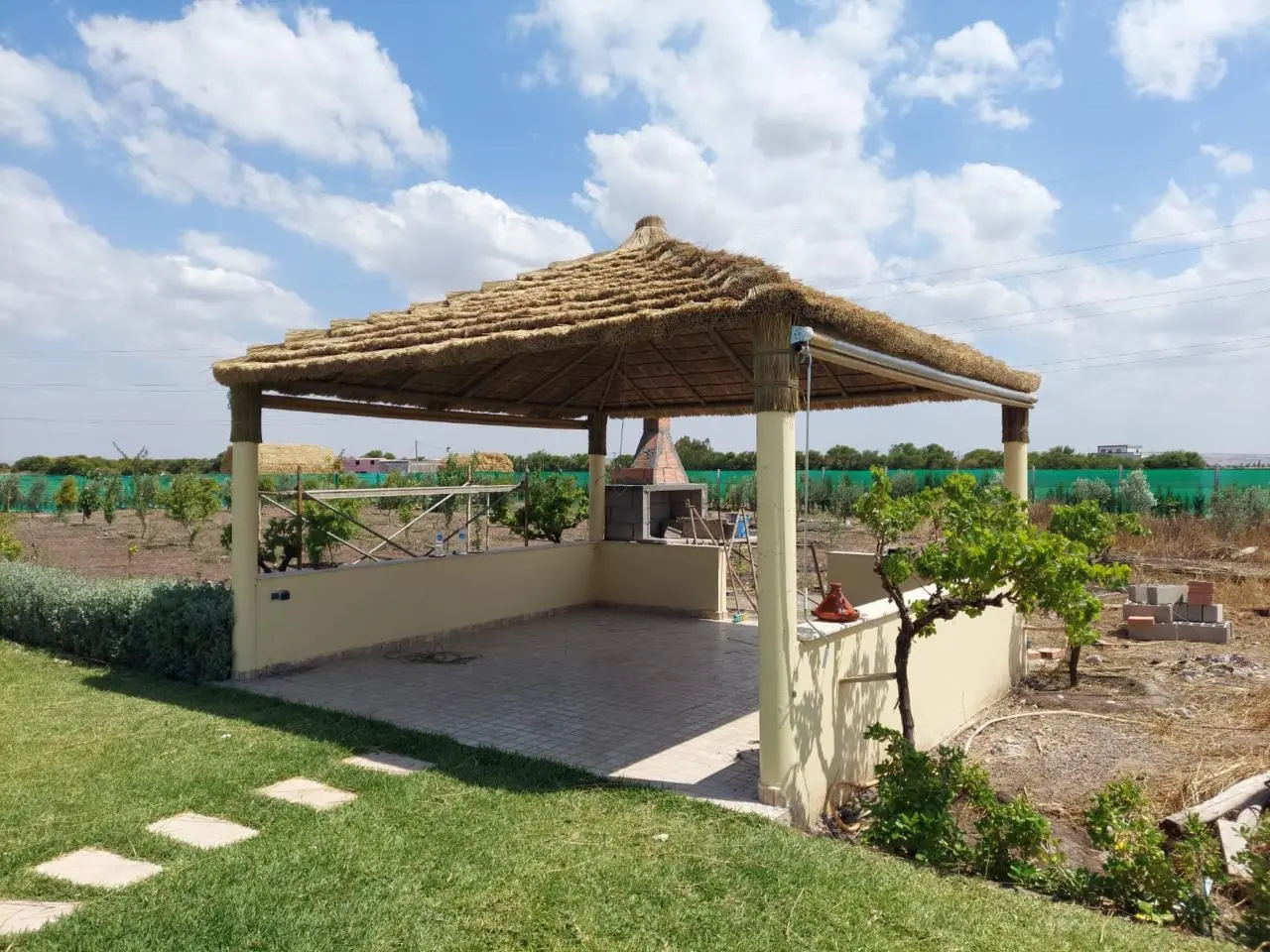 Pavillon naturel avec toiture en chaume