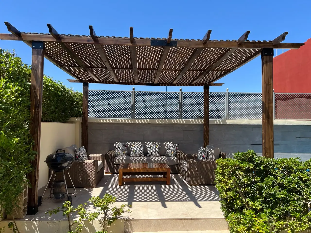 Pergola en bois avec couverture ajourée