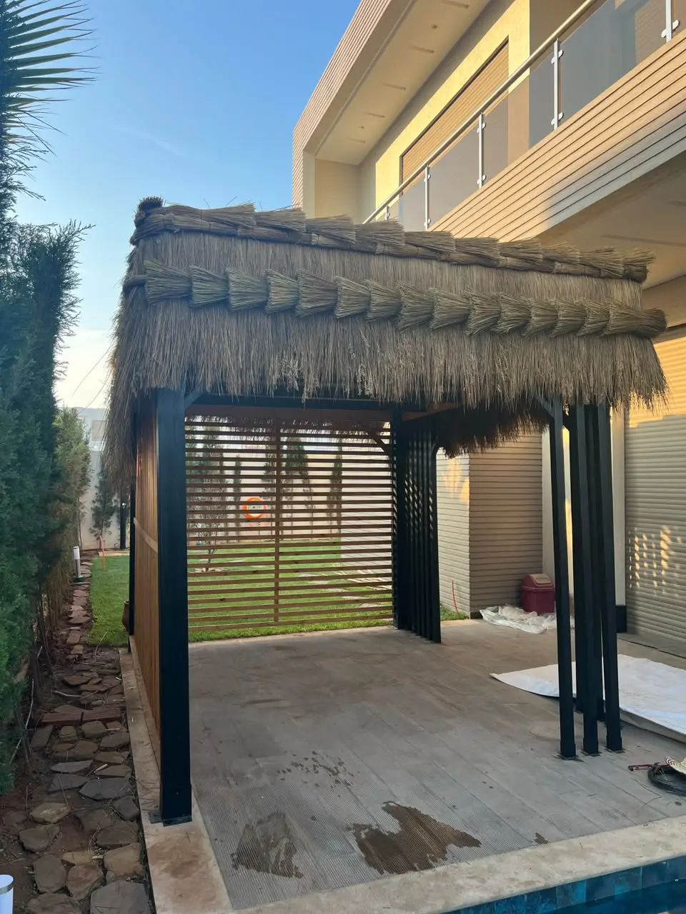 Pergola contemporaine en chaume naturel
