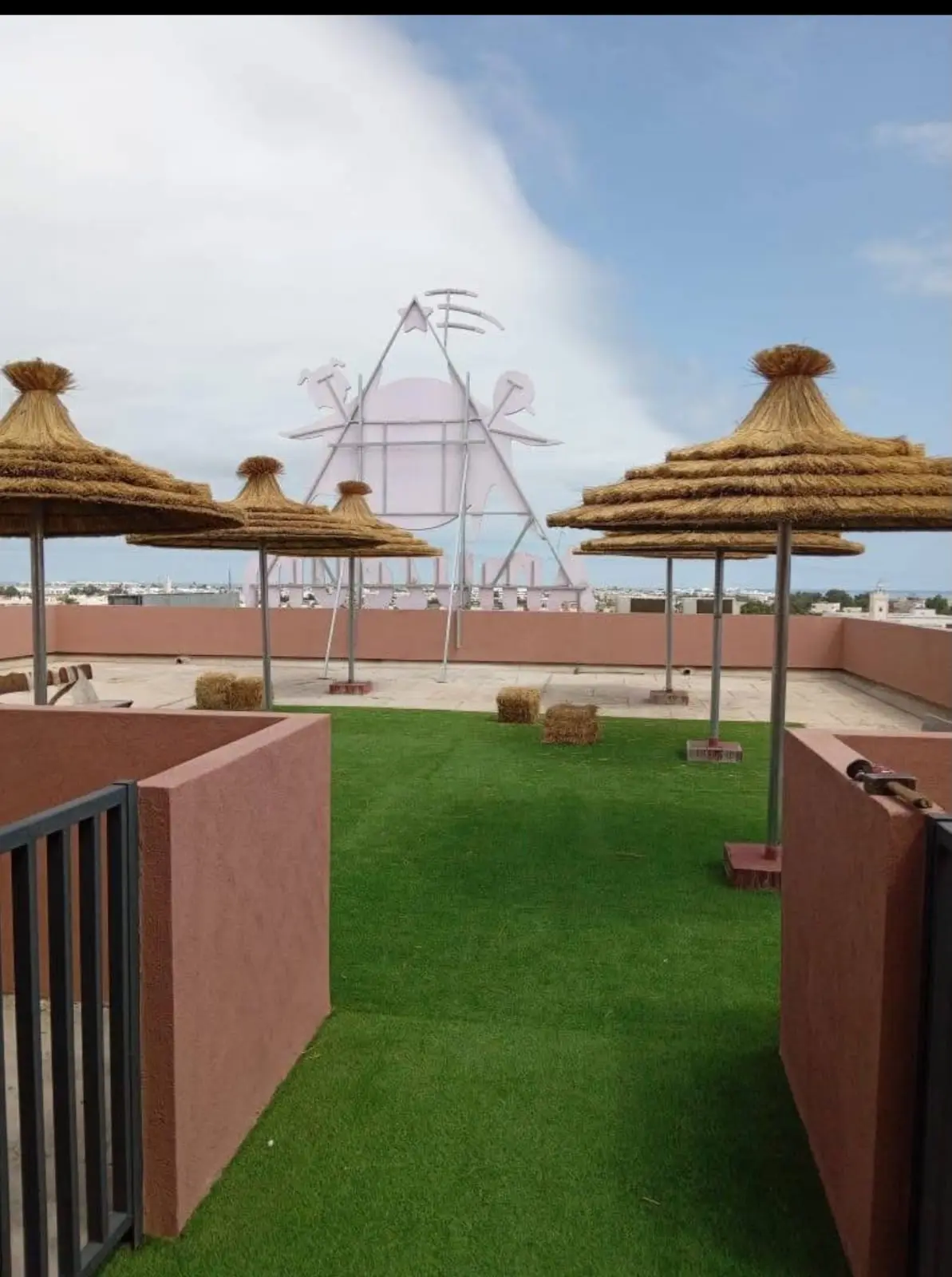 Paillotes installées sur une terrasse panoramique